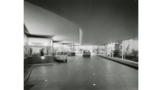 1962, Einfahrt in die Autobank der Schweizerischen Kreditanstalt (heute Credit Suisse) an der St. Peterstrasse 17